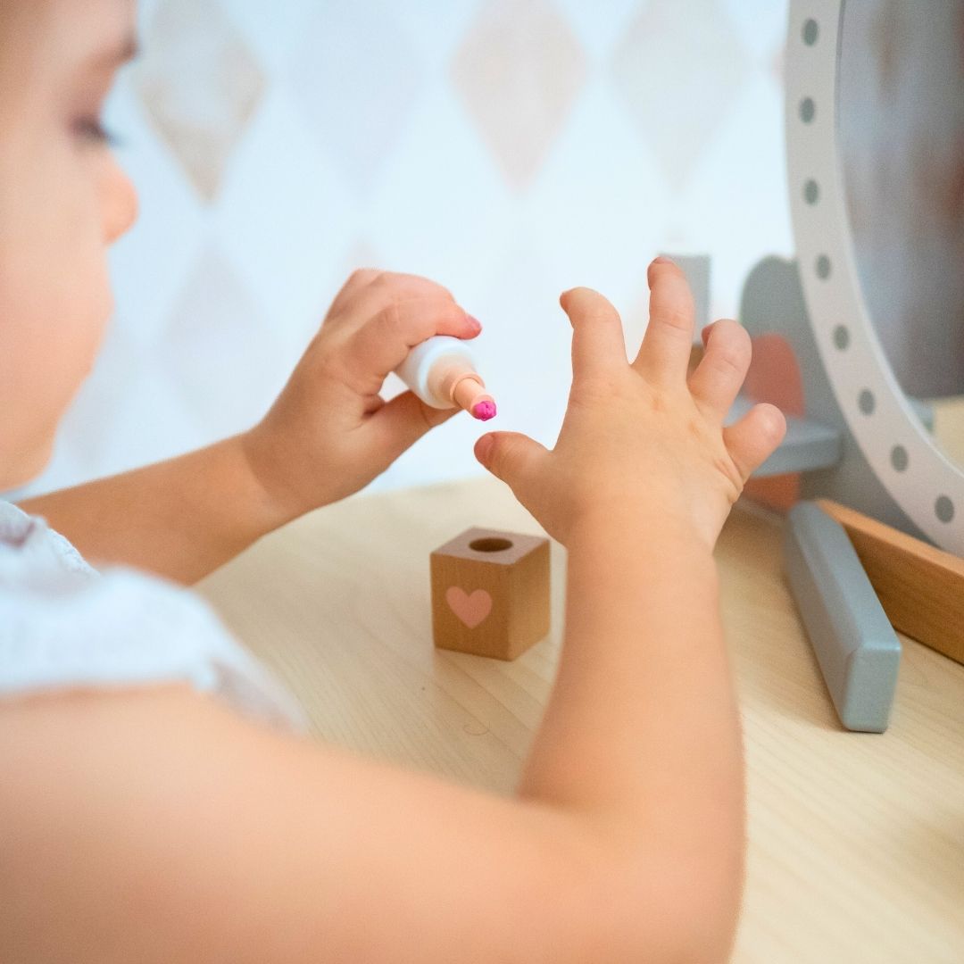 Coiffeuse en bois avec tabouret et accessoires