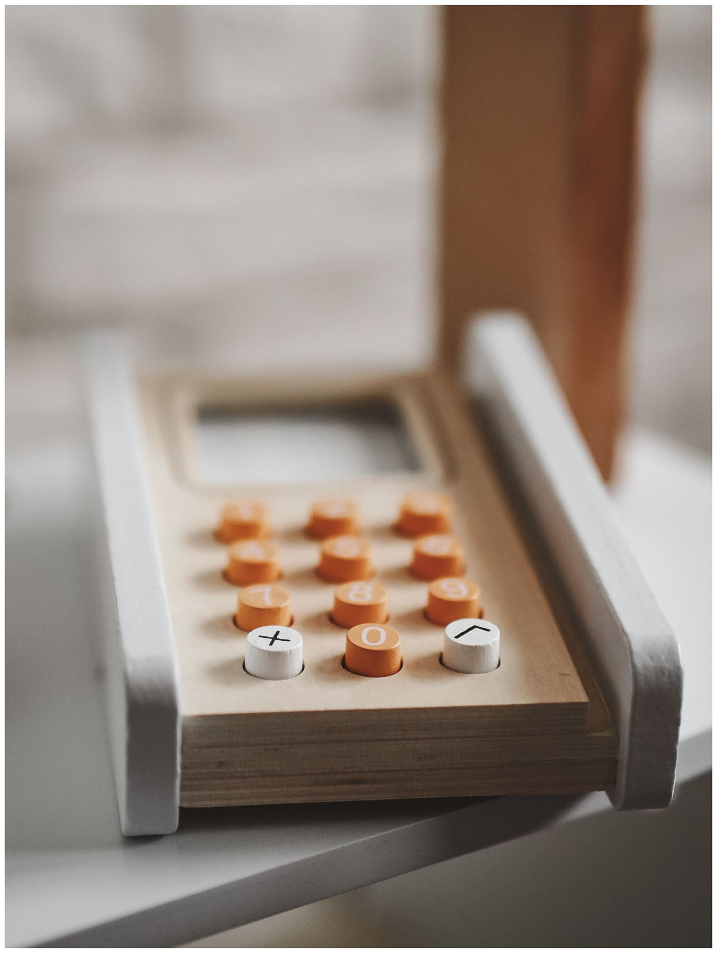 Magasin de légumes - étalage en bois avec caisses, caisse enregistreuse et terminal