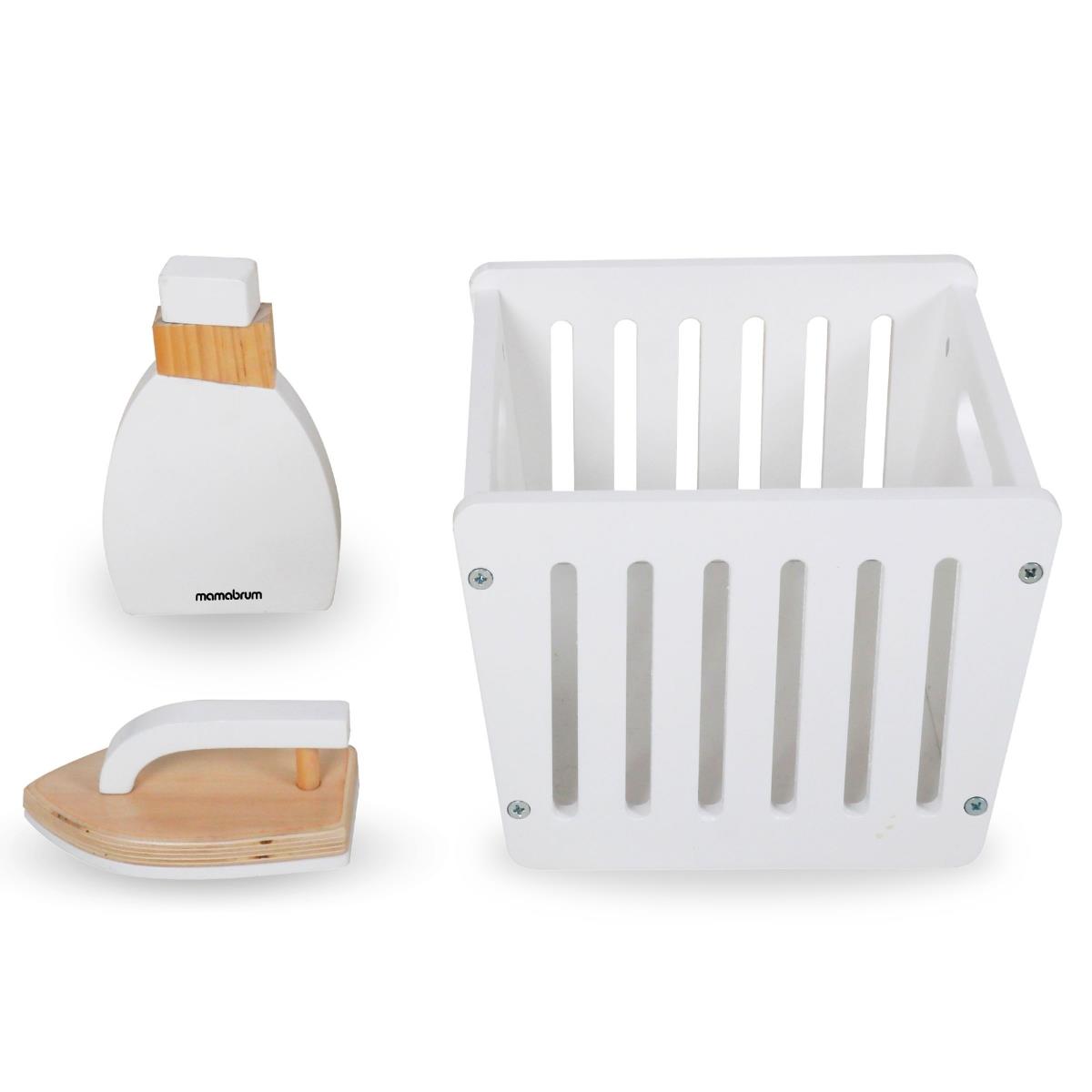 Machine à laver en bois avec fer à repasser, panier et produit de lavage