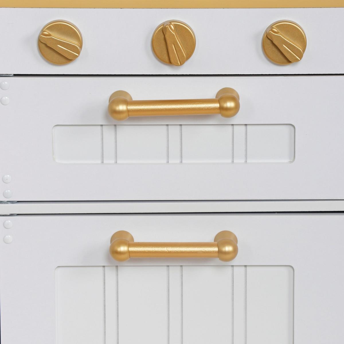 Cuisine blanche en bois avec accessoires et tablier