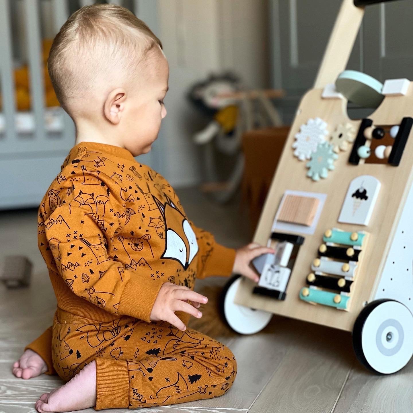 Trotteur / poussette en bois, éducatif - planche de manipulation