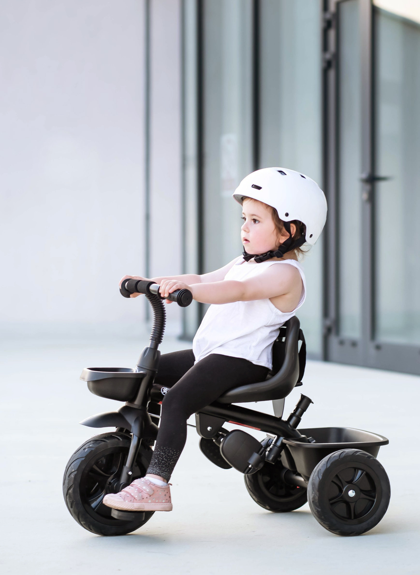 HyperMotion TOBI VECTOR tricycle - roues gonflables éternelles + barre de poussée. Couleur : noir.