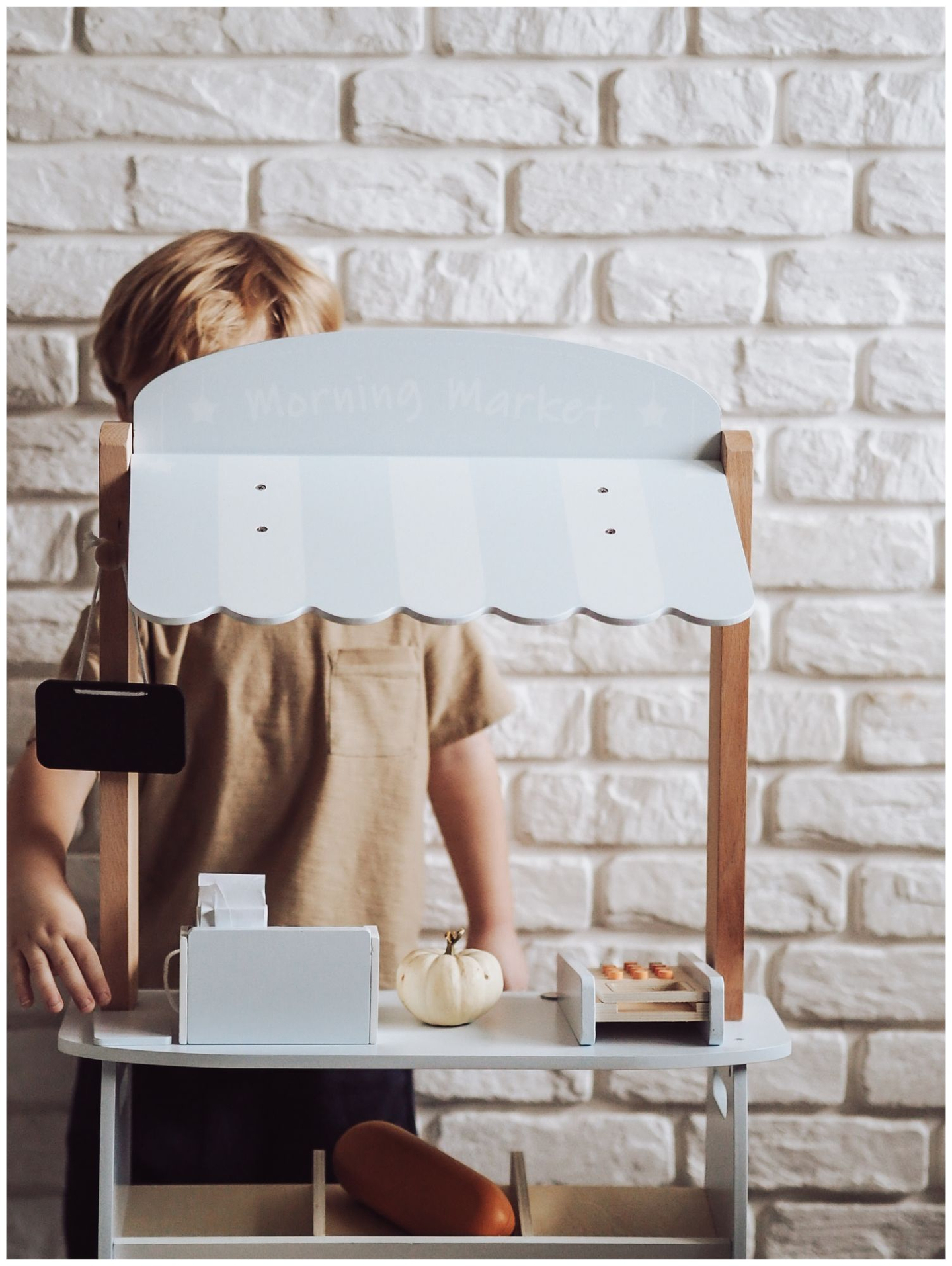 Magasin de légumes - étalage en bois avec caisses, caisse enregistreuse et terminal