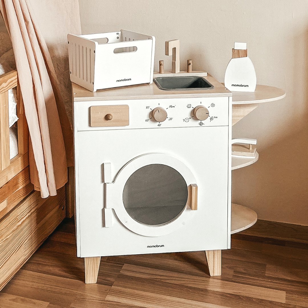 Machine à laver en bois avec fer à repasser, panier et produit de lavage