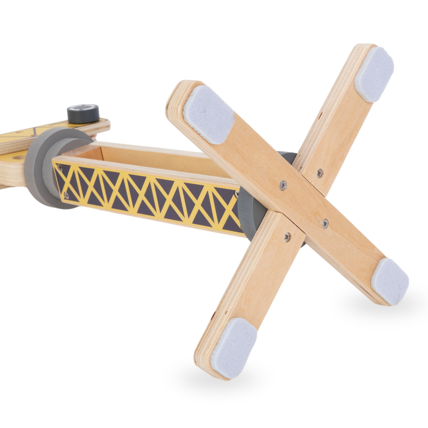 Chantier de construction en bois avec grande grue mobile et véhicules, grue à tour