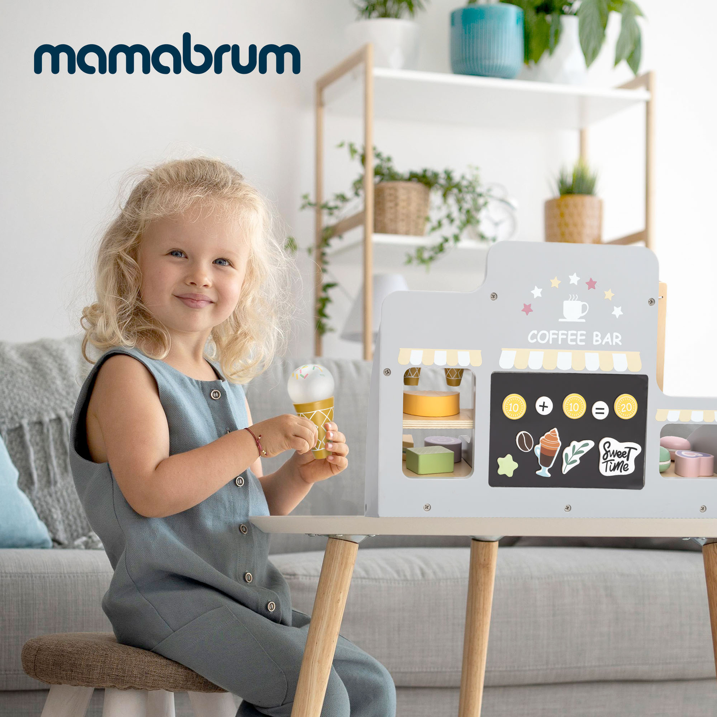 Une grande glacière en bois avec tableau magnétique, machine à café et set de glaces et de desserts - plus de 70 pièces !