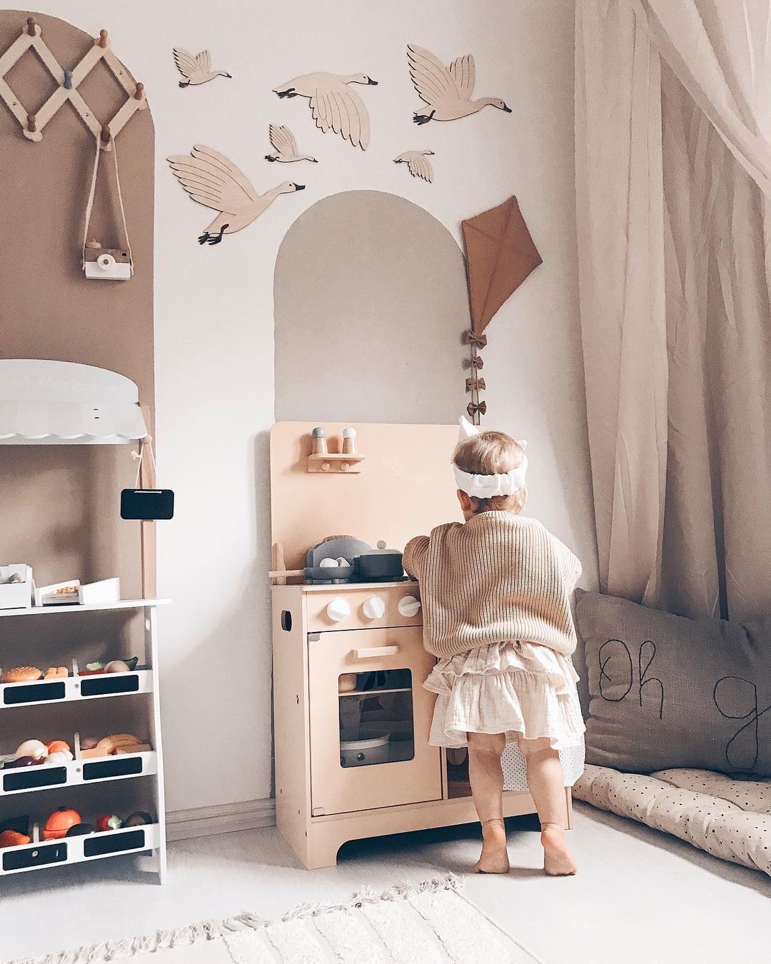 Cuisine en bois avec tablier, accessoires et éclairage LED