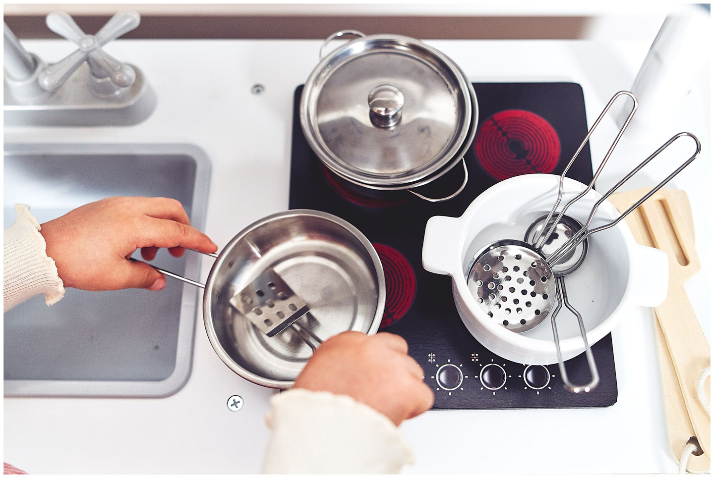 Grands accessoires de cuisine en bois blanc et tablier