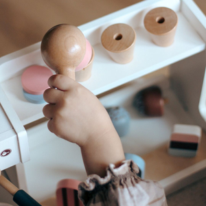 Glacier en bois avec machine à café - magasin de café avec accessoires