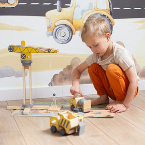 Chantier de construction en bois avec grande grue mobile et véhicules, grue à tour