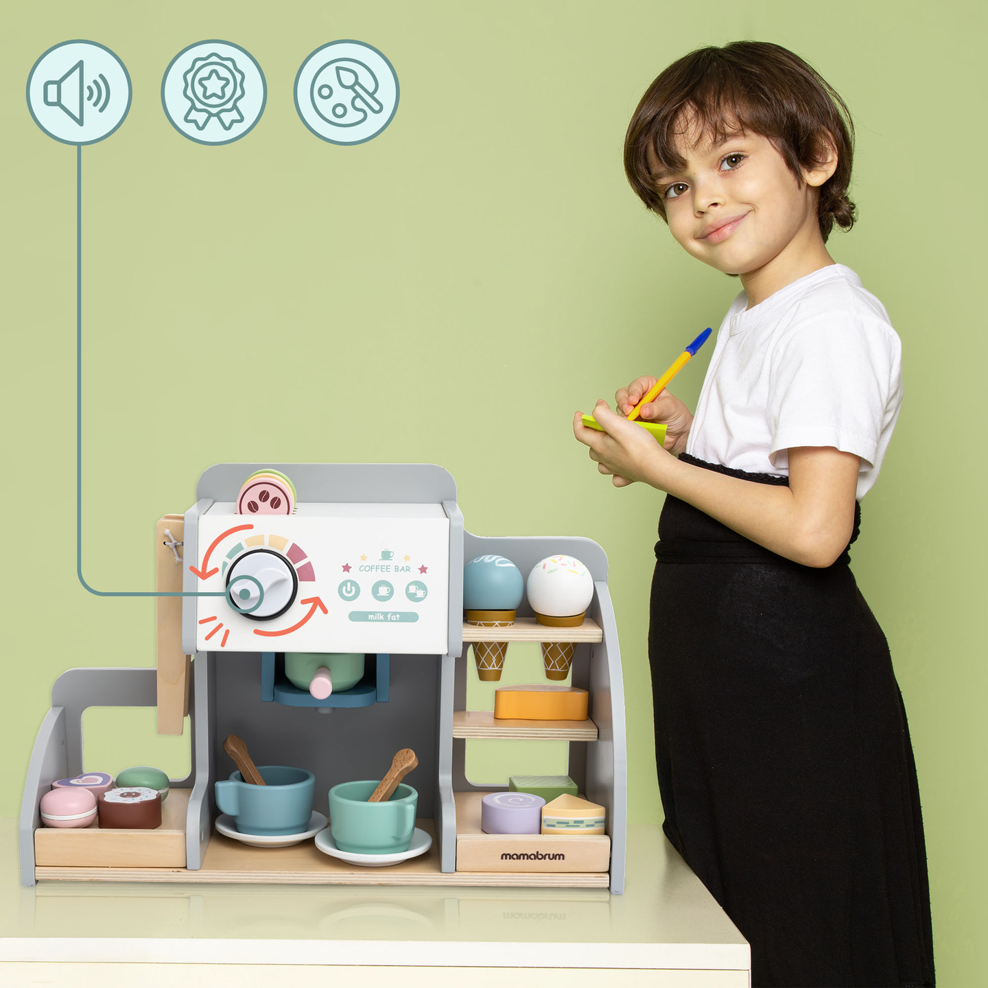 Une grande glacière en bois avec tableau magnétique, machine à café et set de glaces et de desserts - plus de 70 pièces !