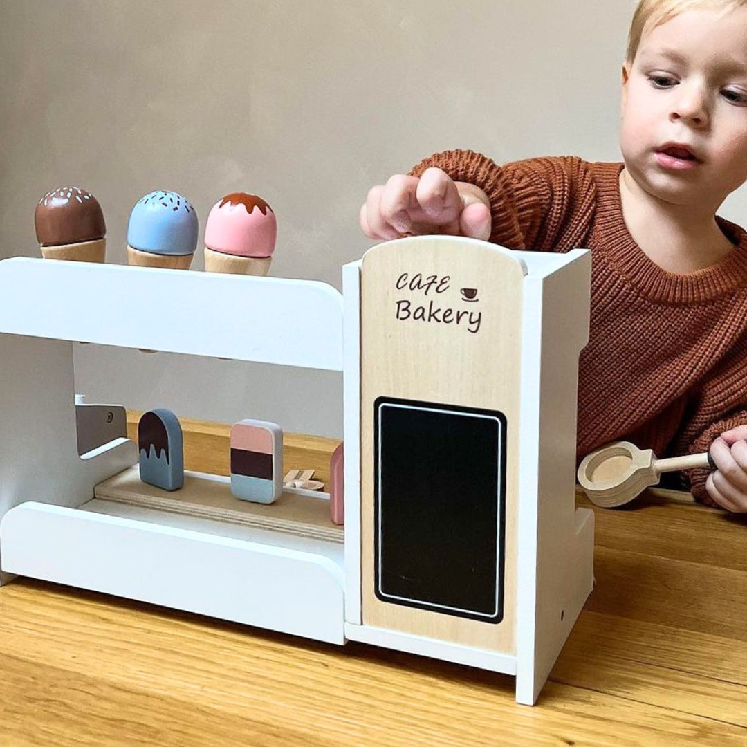 Glacier en bois avec machine à café - magasin de café avec accessoires