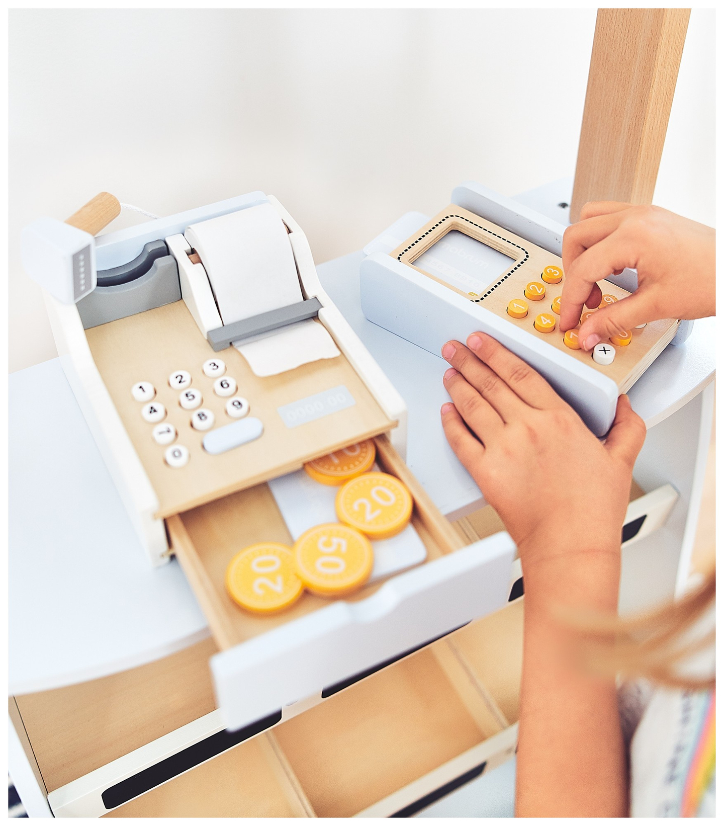 Magasin de légumes - étalage en bois avec caisses, caisse enregistreuse et terminal