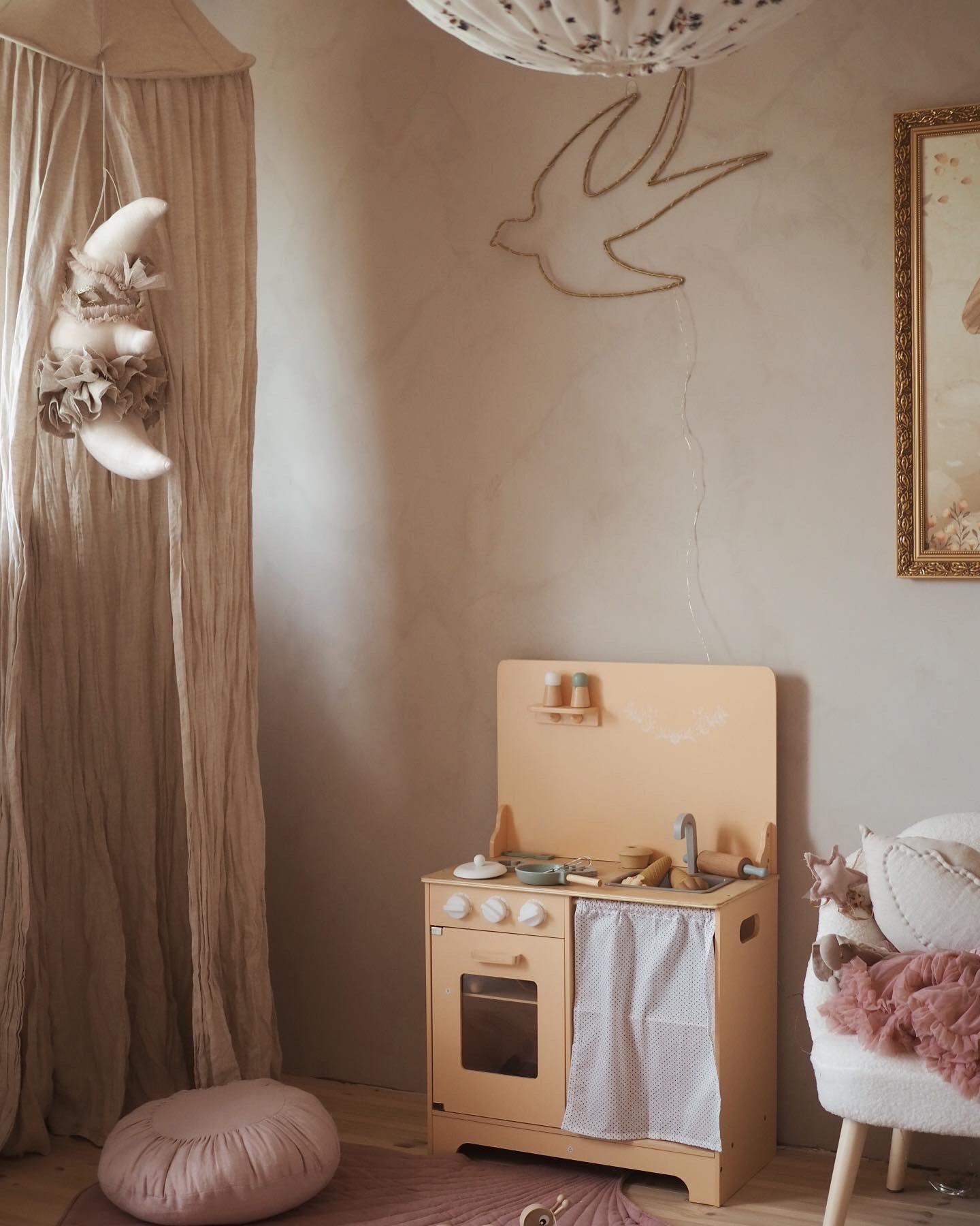 Cuisine en bois avec tablier, accessoires et éclairage LED