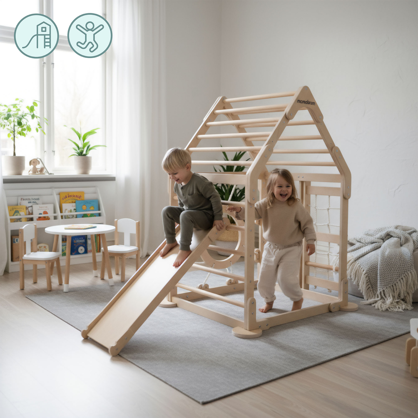 Aire de jeux intérieure en bois pour enfants - une maison avec échelles et toboggan