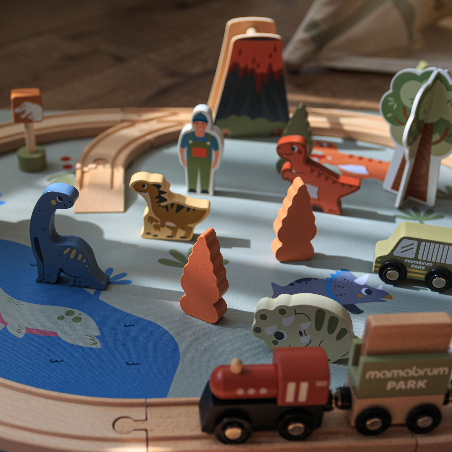 Train en bois Dino Park avec tapis antidérapant - dinosaures, train, rails, volcan, cloche