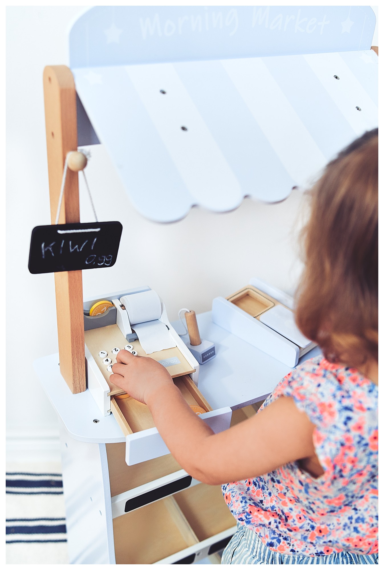 Magasin de légumes - étalage en bois avec caisses, caisse enregistreuse et terminal