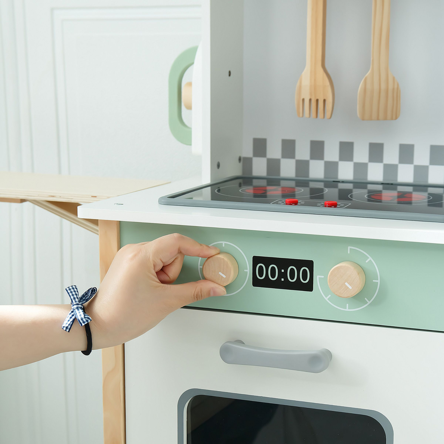 Cuisine interactive avec lave-linge, lave-vaisselle et tableau noir