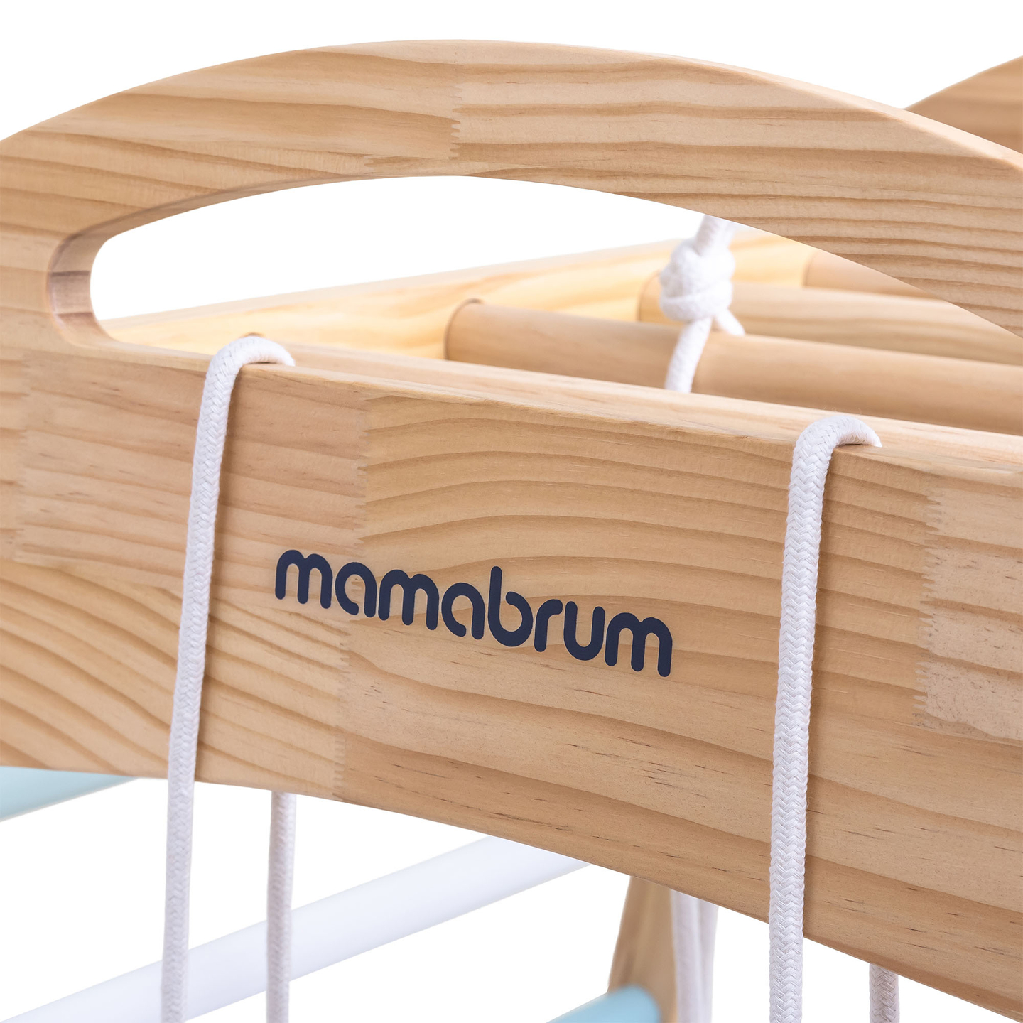 Aire de jeux intérieure en bois avec balançoire, anneaux de gymnastique et filet d'escalade