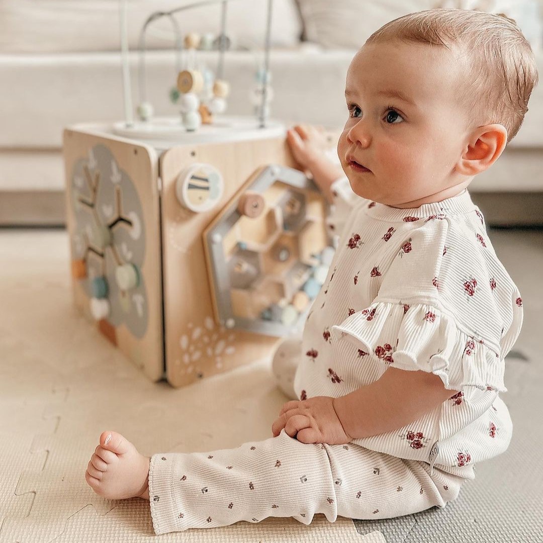 Grand cube d'activité en bois avec boucle - Montessori