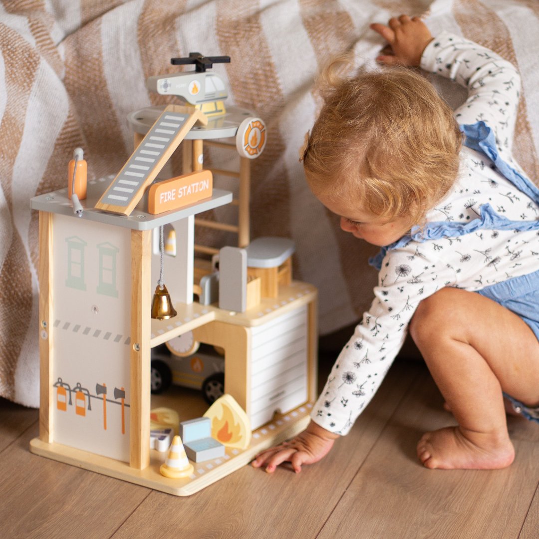 Caserne de pompiers en bois avec accessoires, pompiers