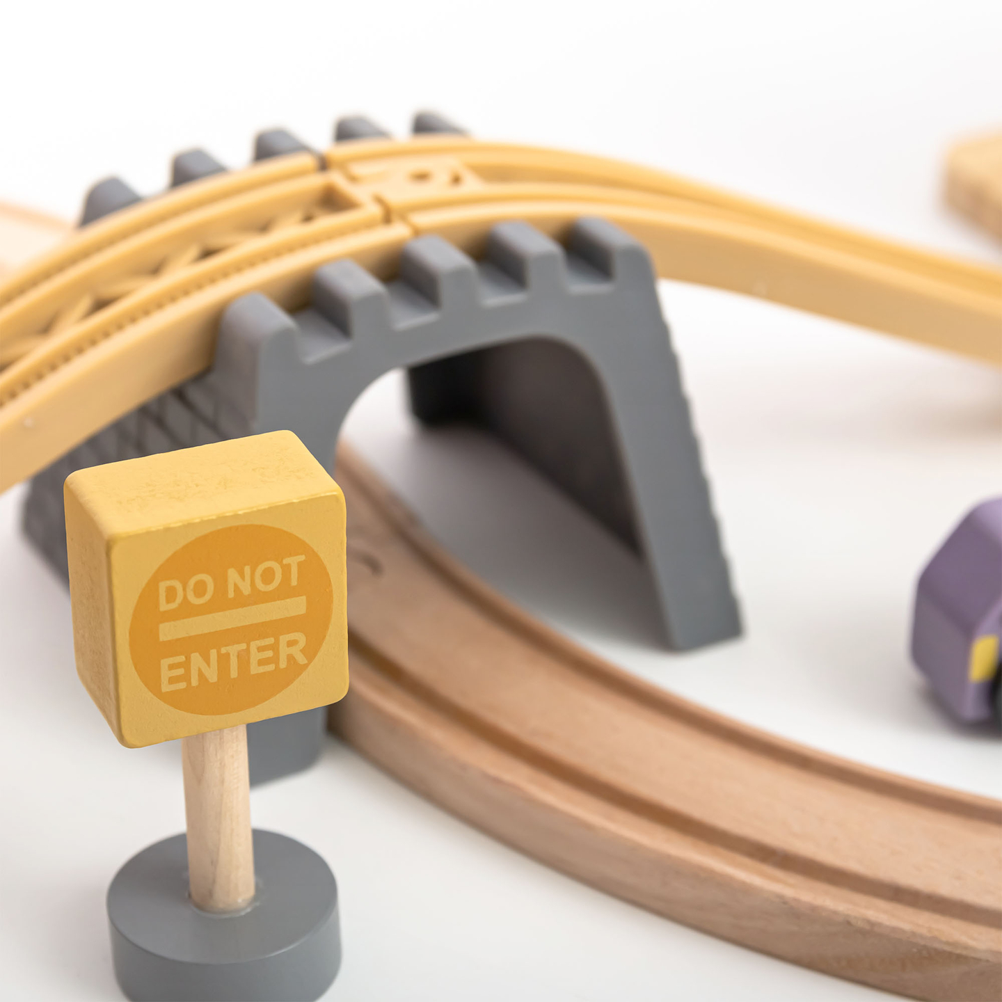 Chemin de fer urbain en bois avec train électrique - grue mobile, bateau, ponts