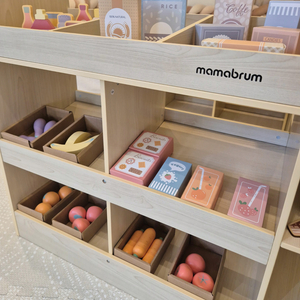 Grande boutique en bois pour enfants avec tableau noir - 91 pièces pour faire du shopping en toute simplicité !