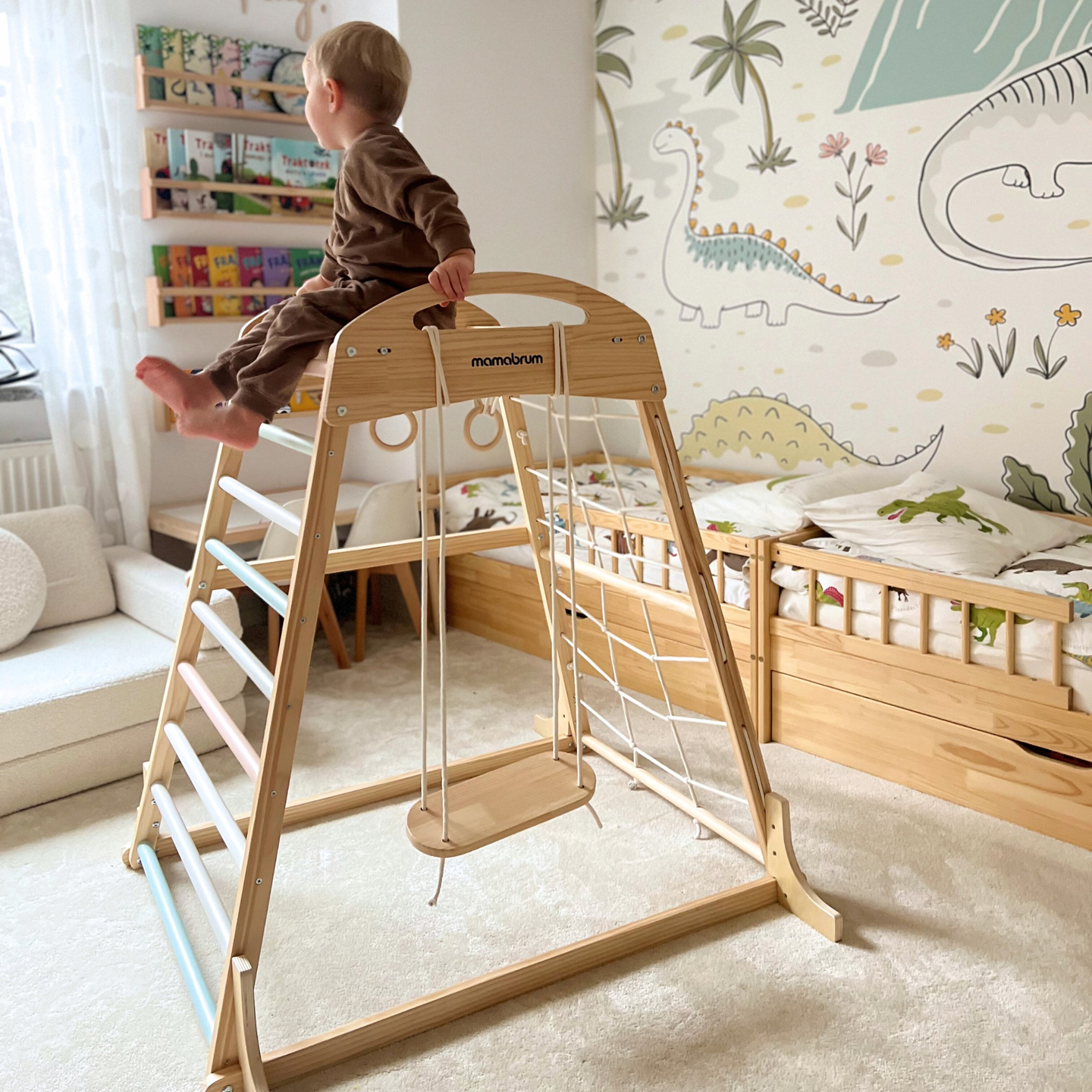 Aire de jeux intérieure en bois avec balançoire, anneaux de gymnastique et filet d'escalade