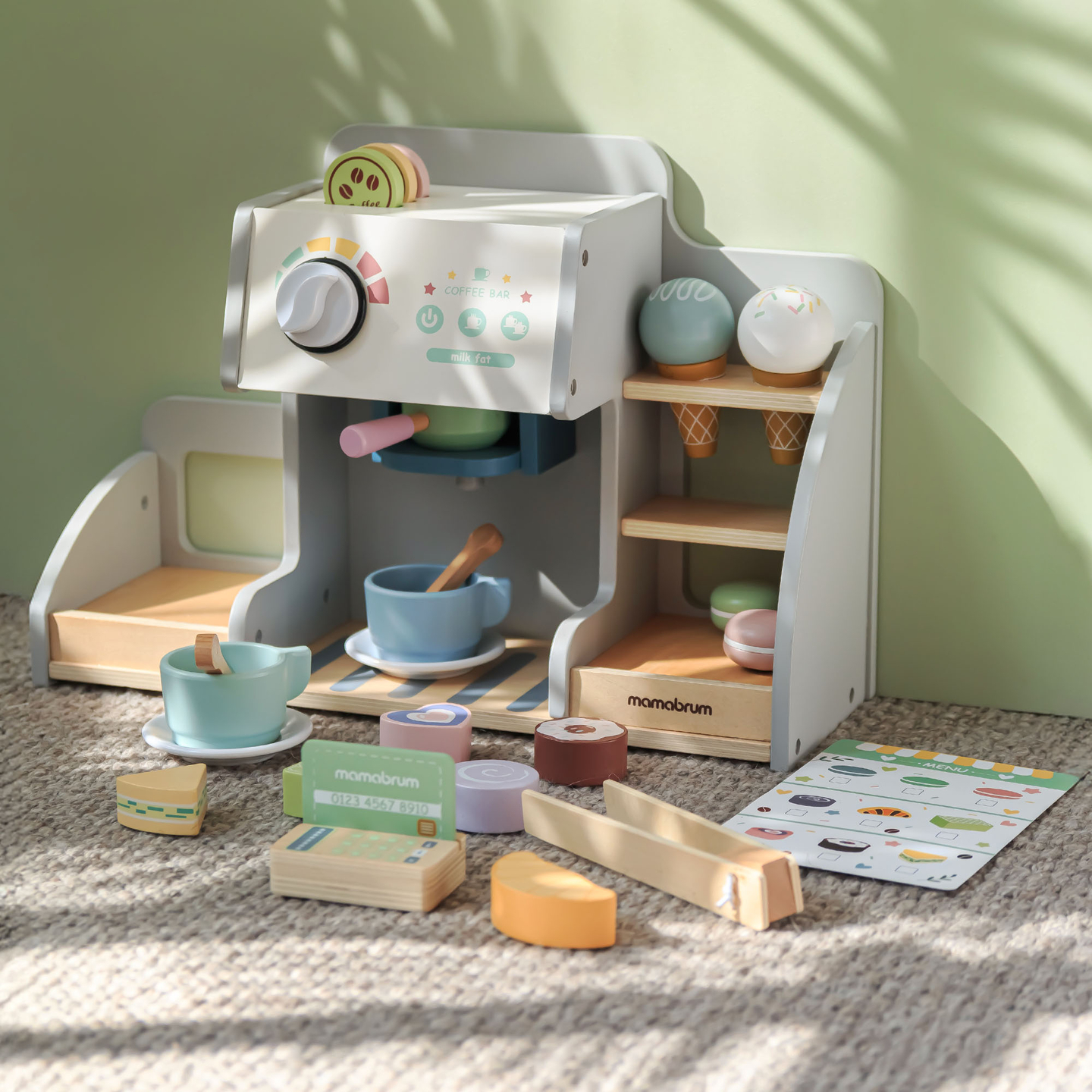 Une grande glacière en bois avec tableau magnétique, machine à café et set de glaces et de desserts - plus de 70 pièces !