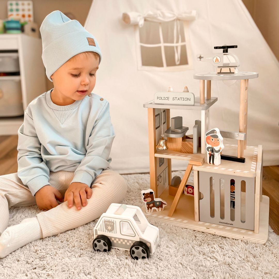 Poste de police en bois avec accessoires