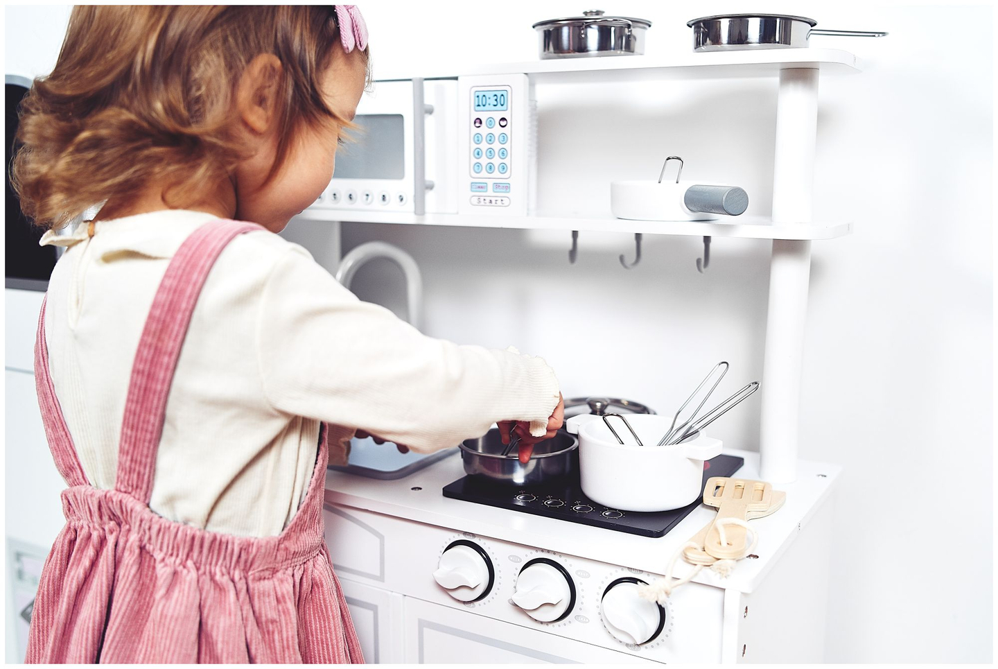 Grands accessoires de cuisine en bois blanc et tablier