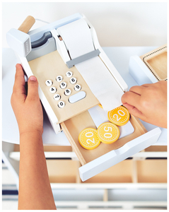 Magasin de légumes - étalage en bois avec caisses, caisse enregistreuse et terminal 