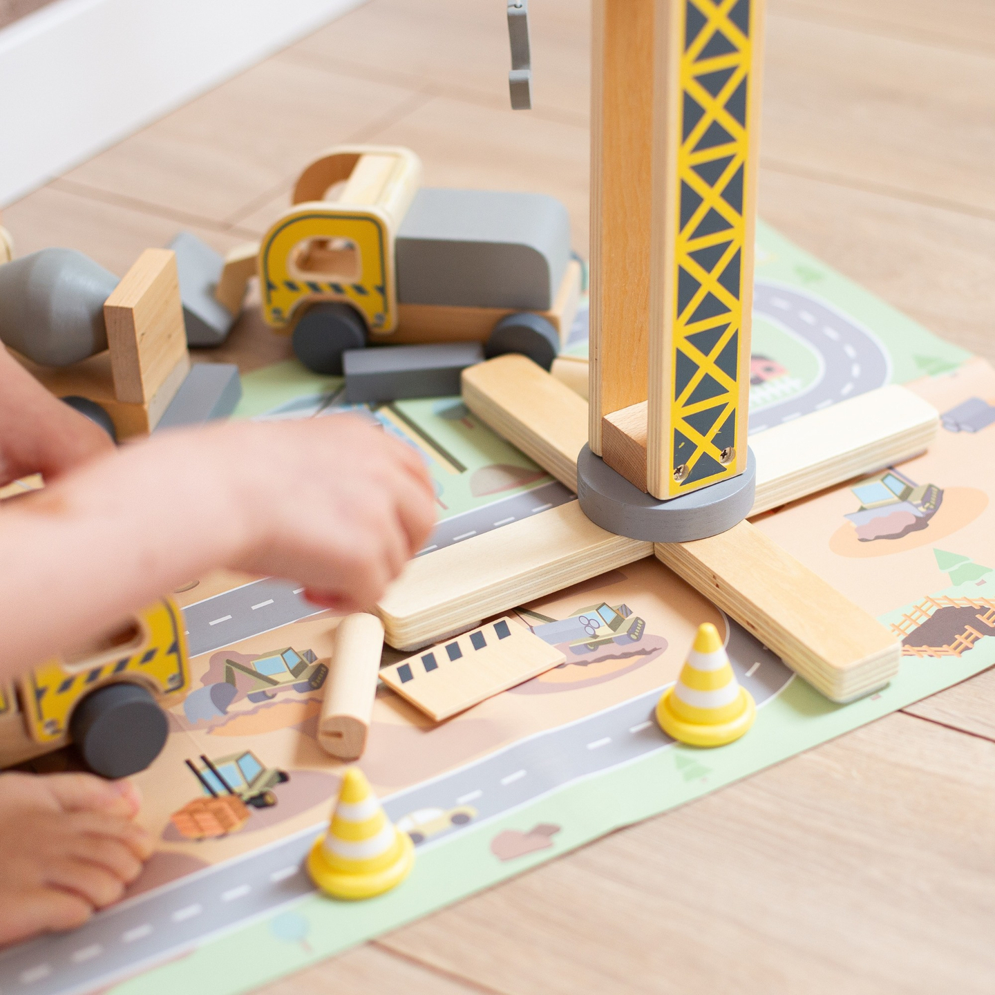 Chantier de construction en bois avec grande grue mobile et véhicules, grue à tour