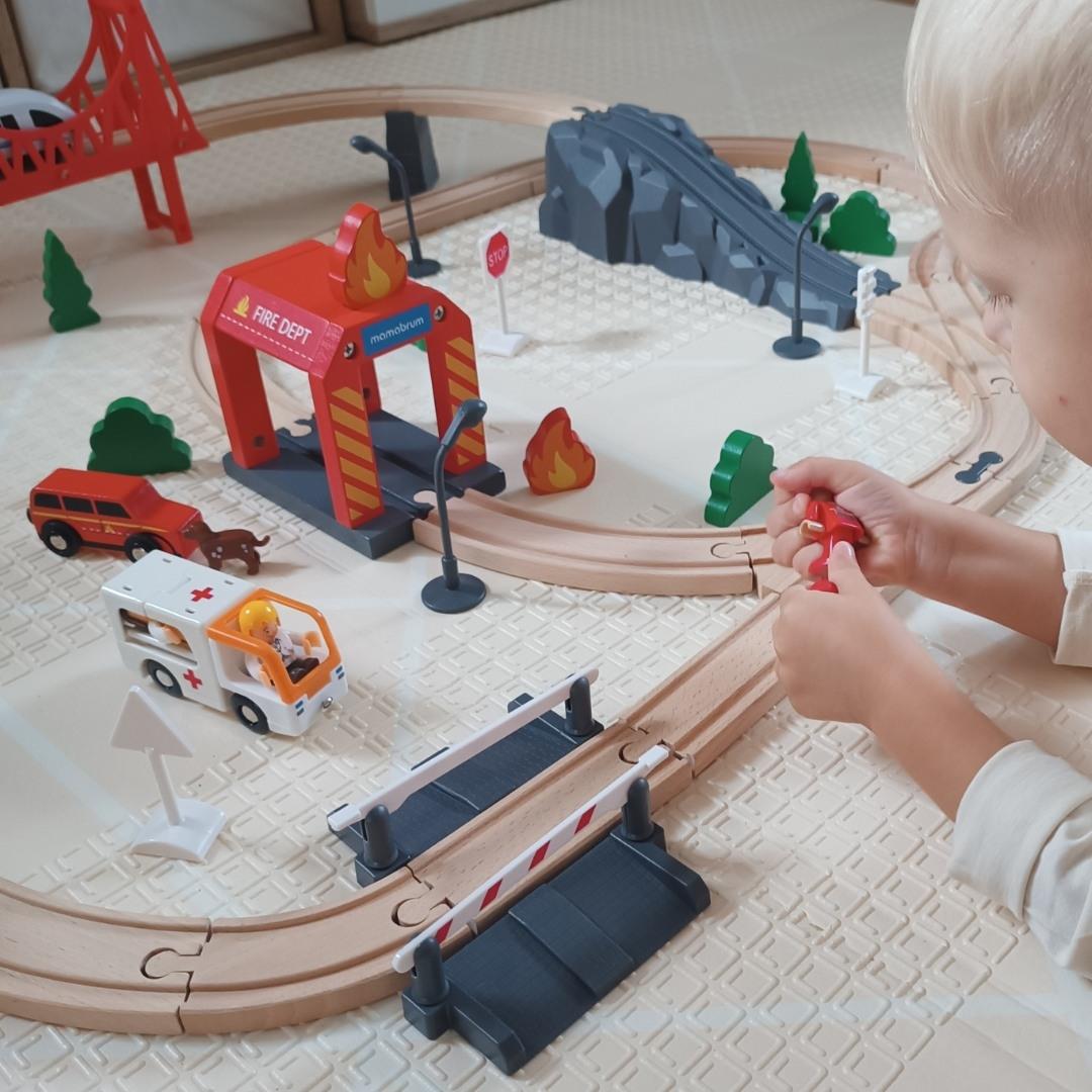 Chemin de fer en bois, train à batterie - Pompiers, voies, voitures, ponts, barrière