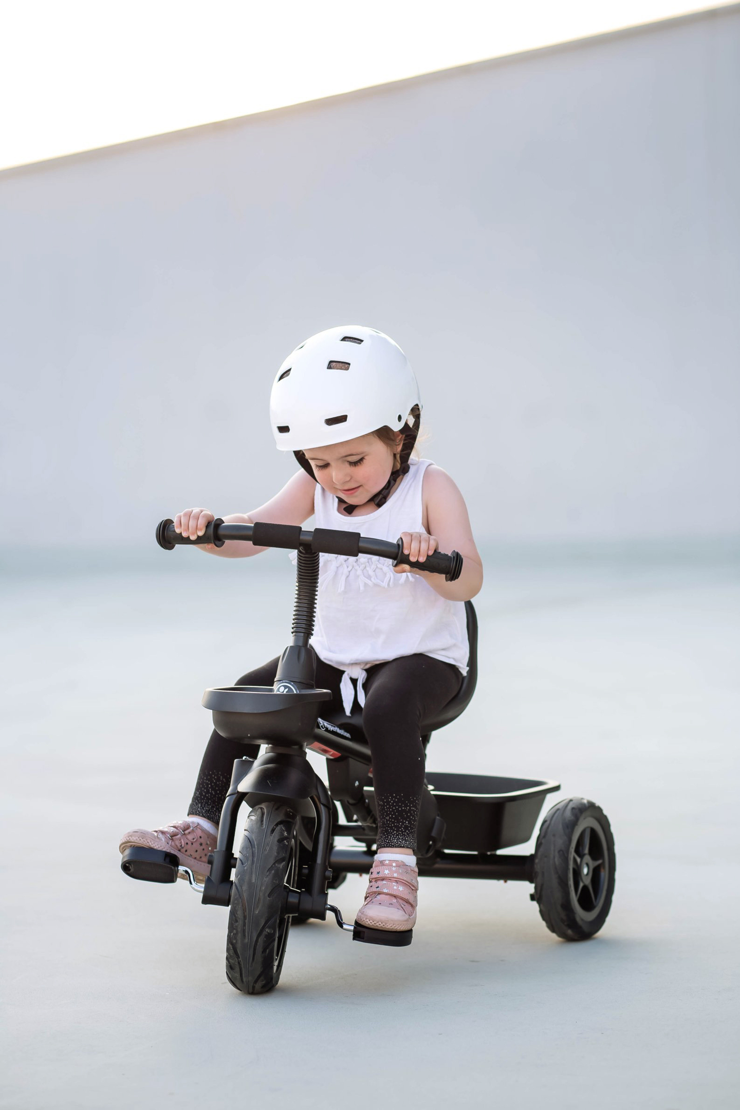 HyperMotion TOBI VECTOR tricycle - roues gonflables éternelles + barre de poussée. Couleur : noir.