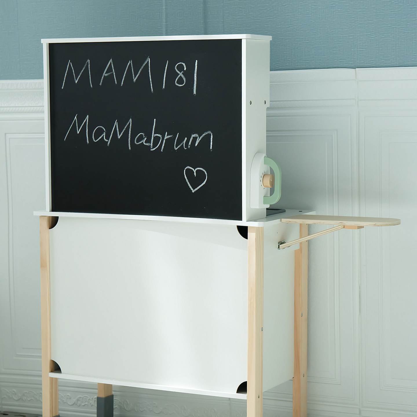 Cuisine interactive avec lave-linge, lave-vaisselle et tableau noir