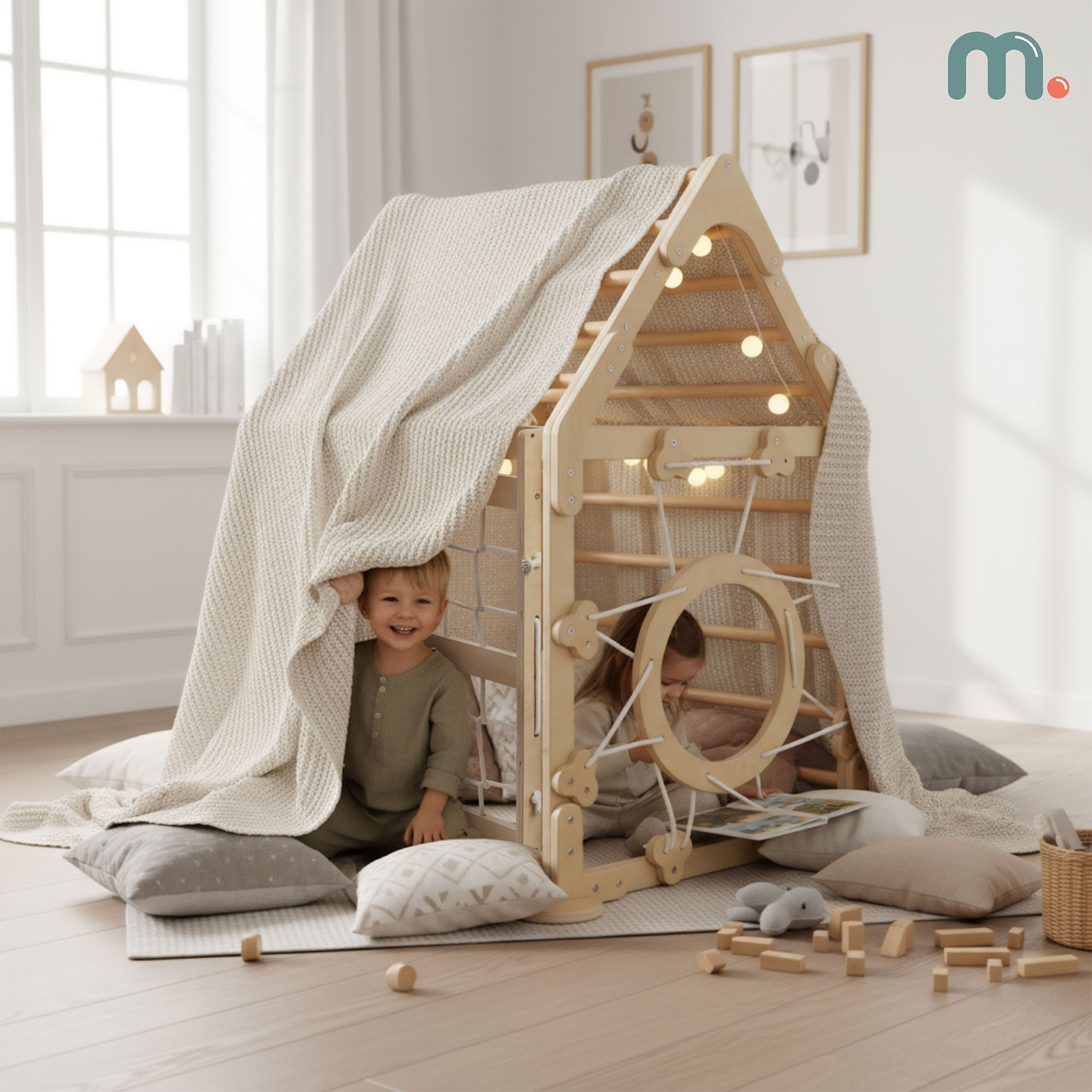 Aire de jeux intérieure en bois pour enfants - une maison avec échelles et toboggan