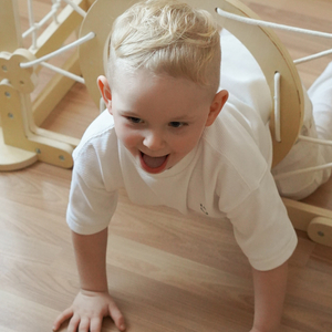 Aire de jeux intérieure en bois pour enfants - une maison avec échelles et toboggan